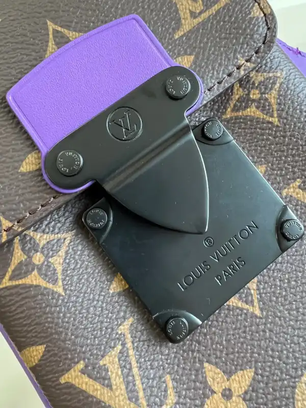 Affordable LOUIS VUITTON S-LOCK VERTICAL WEARABLE WALLET 0125