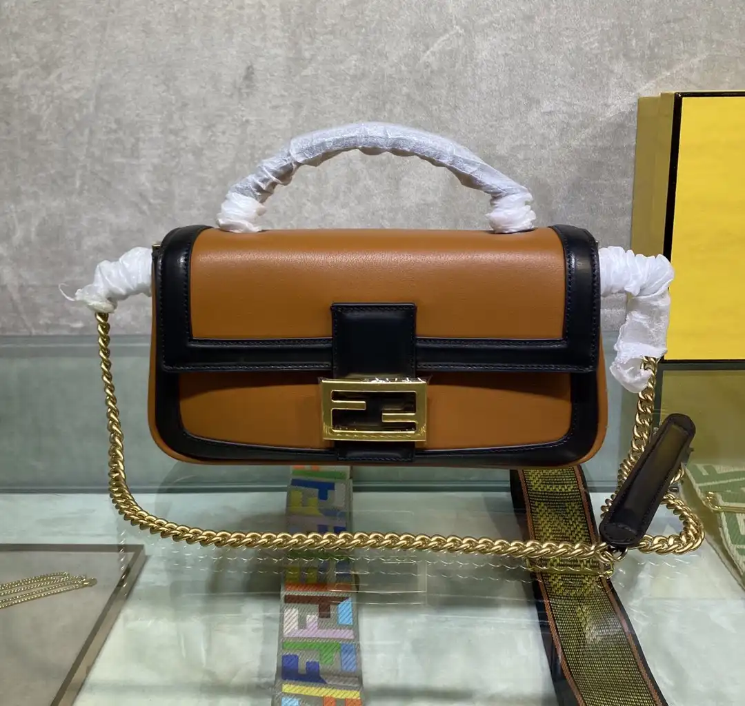 FENDI BAGUETTE CHAIN 0127