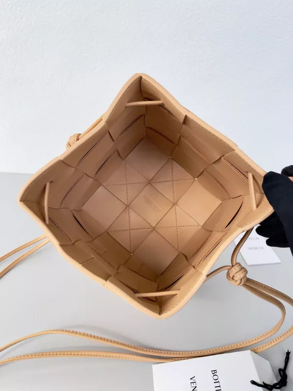 Affordable BOTTEGA VENETA Cassette Bucket Bag 0120