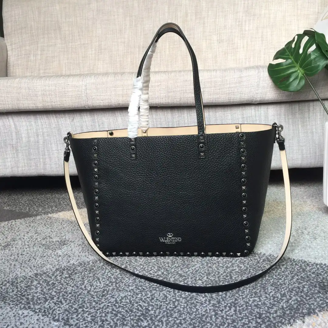 VALENTINO MEDIUM GRAIN CALFSKIN LEATHER ROCKSTUD BAG 0122